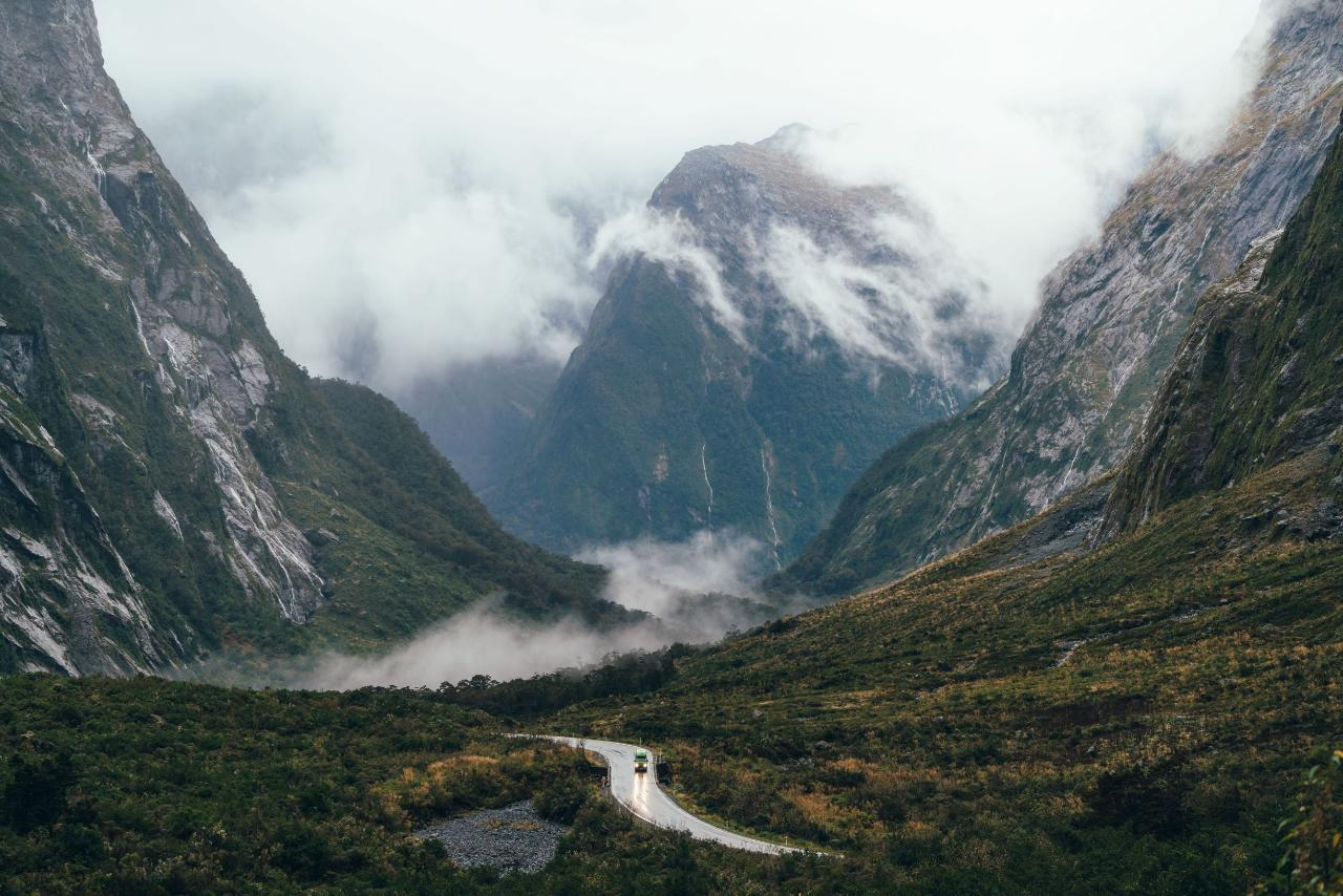 Coach Cruise Coach ex Te Anau - Photo 1 of 10